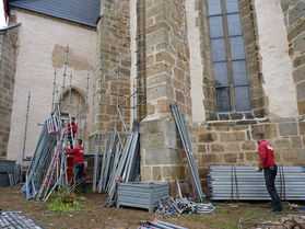 Abbau des Gerüstes an der Südseite (Foto: Karl-Franz Thiede)